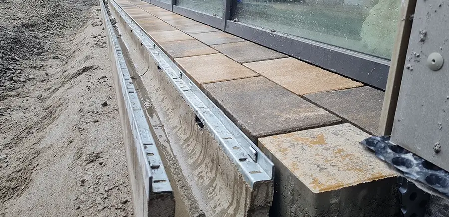 Präzise verlegte Pflasterarbeiten mit Entwässerungsrinne im Raum Kitzingen